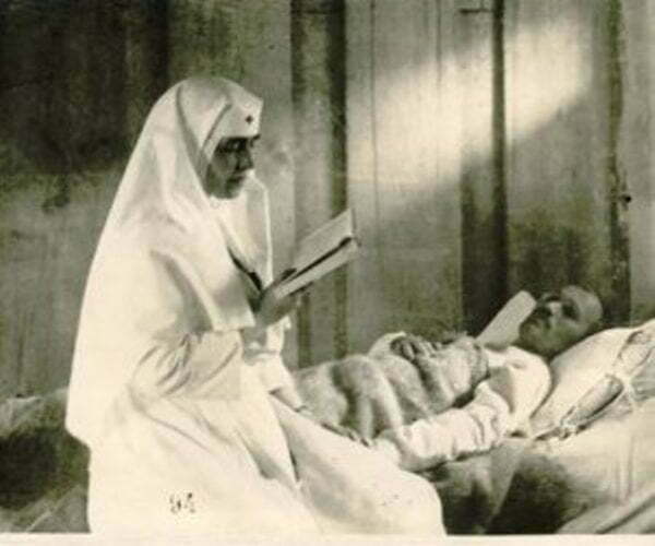 Regina Maria ingrijind raniti