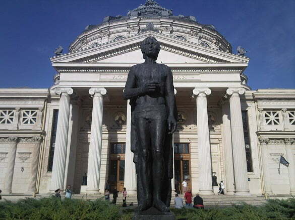 Statuia_lui_Mihai_Eminescu_si_Ateneul_Roman