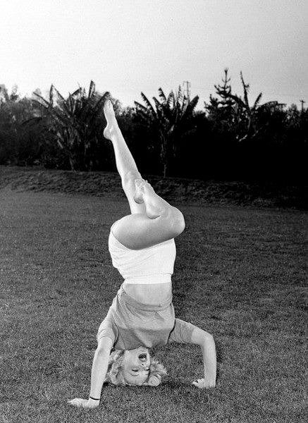 Marylin Monroe practicând yoga la Bel Air Hotel, 1953 Pictures by Andre de Dienes