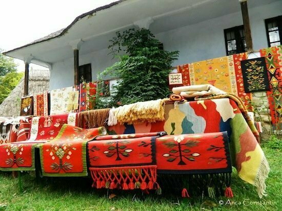 Culori. Culori cât poţi cuprinde cu ochii şi bucuria. 