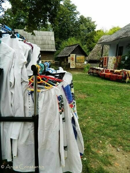 Port românesc. Sau despre purtarea inimii pe chip şi trup