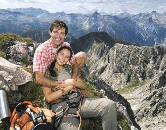 austria_salzburger_land_couple_on_mountain_top_portrait_WESTF07557