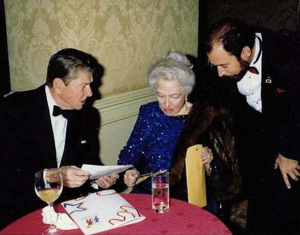 Ronald_Reagan,_helen_Hayes,_Peter_Paul_Spiriti_America_Awards