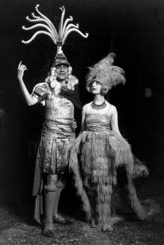 etienne-de-beaumont-et-sa-femme-habillc3a9s-dans-des-costumes-crc3a9es-par-lui-mc3aame-danse-baroque-1920s