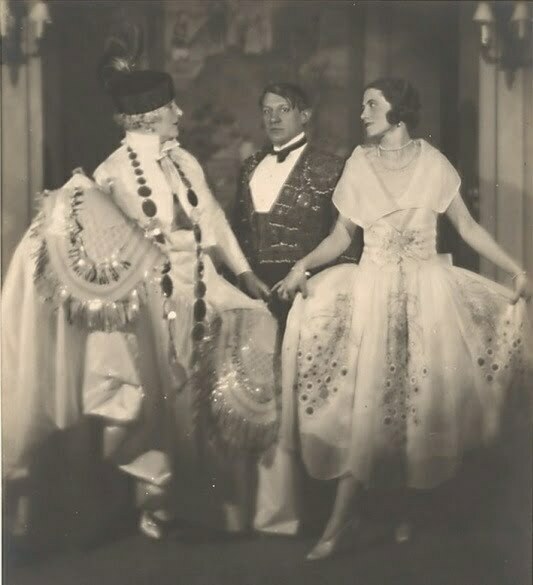 man-ray-madame-errazuriz-picasso-et-olga-au-bal-du-comte-de-beaumont-1924