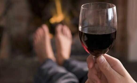 ManDrinkingWine