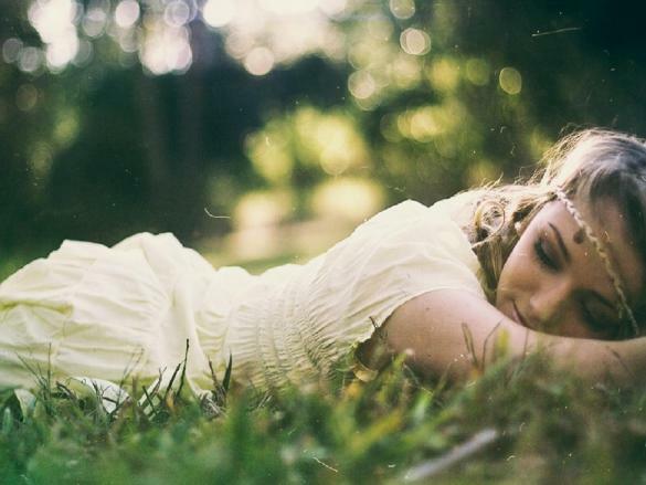 golden_heart_trees_grass_daydreaming_women_1600x1200_hd-wallpaper-1694851