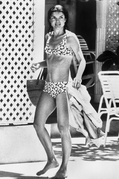 le-style-jackie-kennedy-en-maillot-de-bain_4917377