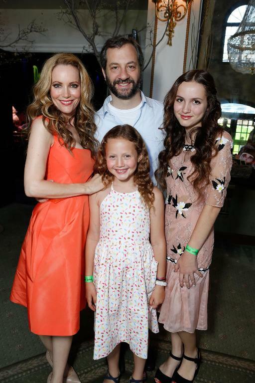 leslie-mann,-judd-apatow,-maude-apatow-and-iris-apatow-at-event-of-paranorman