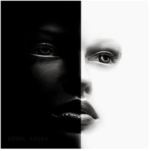 portret femeie alb-negru