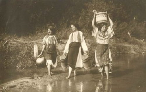 Femei-în-costume-populare-la-râu