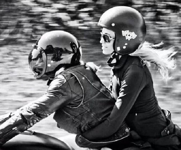 cuplu pe moto