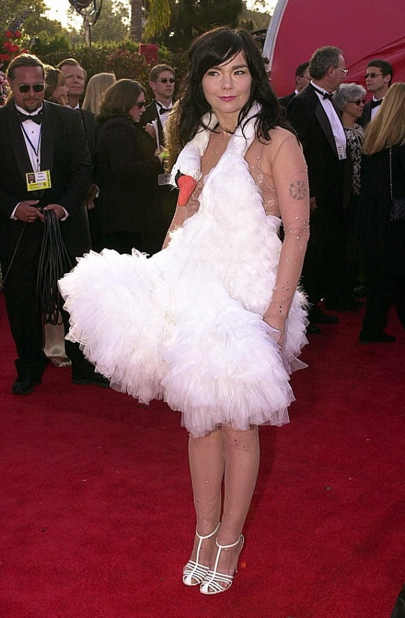 oscarsfashionhistory-bjork-2001