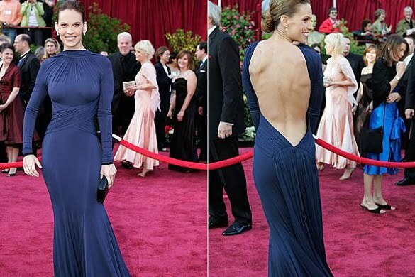 Hilary Swank - navy blue backless Guy Laroche dress, Oscars (2005).
