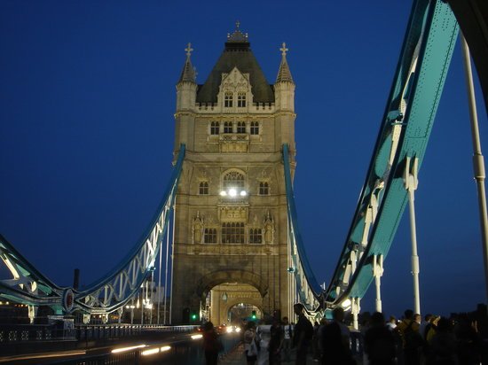 tower-bridge-by-night