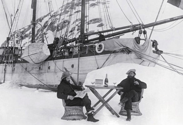 El capitán Charcot disfruta de la champaña «Mumm» en la Antártida en 1904.