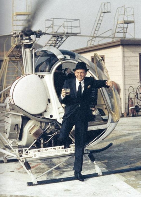 Frank Sinatra sale del helicóptero con un vaso de whisky. Lo importante es siempre estar a la altura.