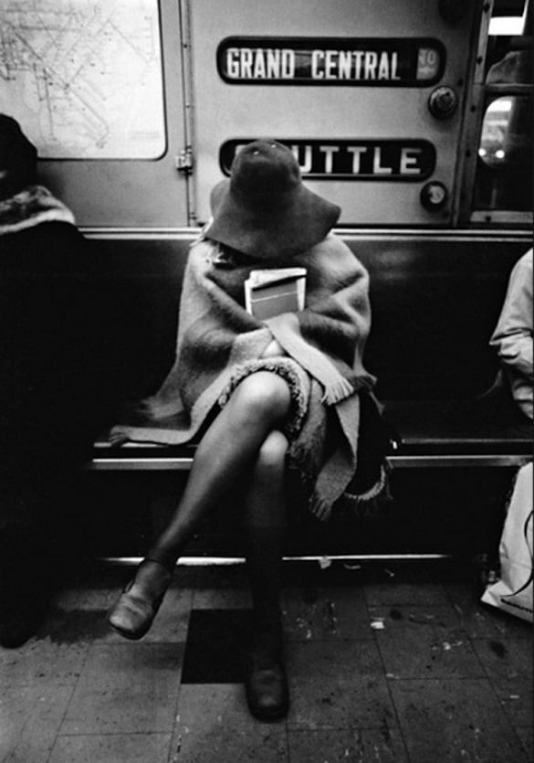 Sombrero de ala ancha, libro y una chica en el metro.