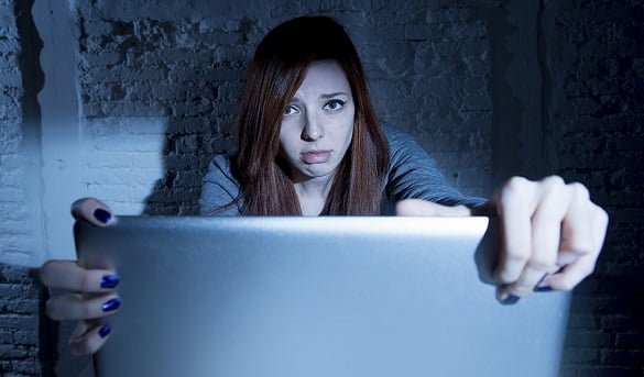 femeie-suferinta-online