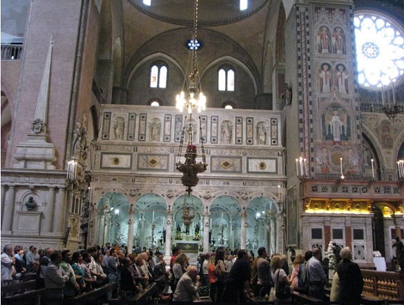 6792237-Central_Nave_of_the_Basilica_de_San_Antonio_Padova