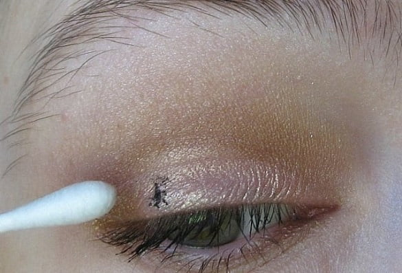how-to-remove-mascara-smudges