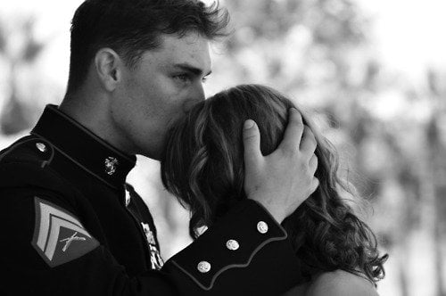 soldier-kissing-girlfriend