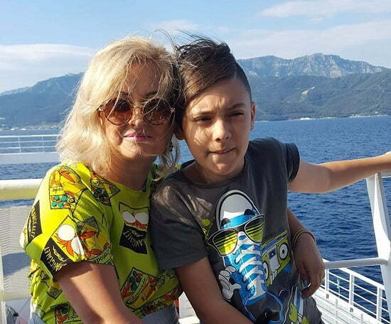 Gabriela Ilie Bravo pentru initiativa! Sunt mama de baiat si port cu mandrie cei 47 de ani