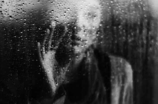 femeie tristete ploaie