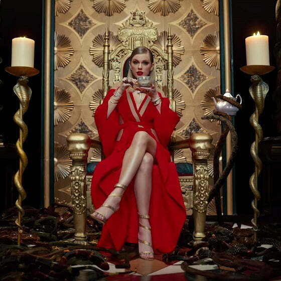 15-taylor-swift-look-what-you-made-me-do-screenshot-2017-billboard-1548