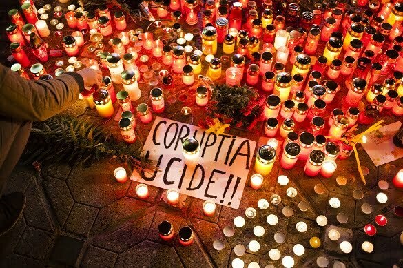 Mai multe persoane aprind lumanari in memoria victimelor incendiului de la clubul COLECTIV din Bucuresti, in Piata Victoriei din Timisoara, duminica, 1 noiembrie 2015.