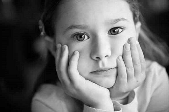 copil nefericit trist