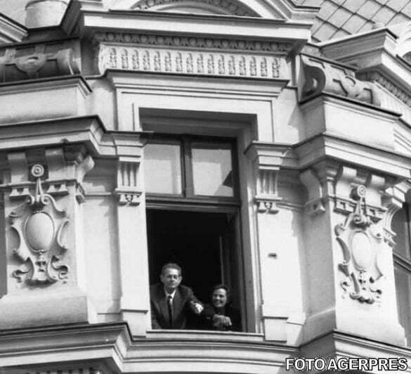 image-2017-11-10-22105509-0-14-regele-mihai-saluta-multimea-balconul-hotelului-continental-1992