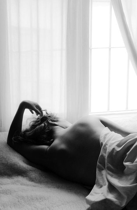 femeie culcata in pat