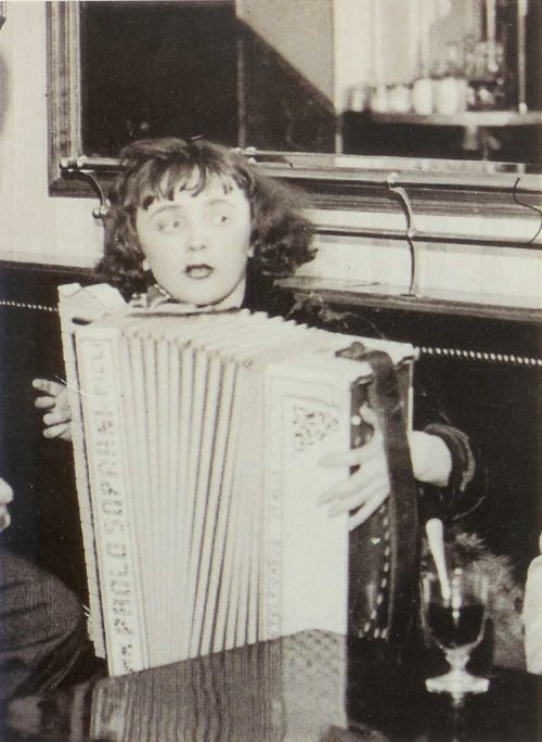 piaf 19 ani vreau să-i fac pe oameni să plângă chiar dacă nu înțeleg ce spun