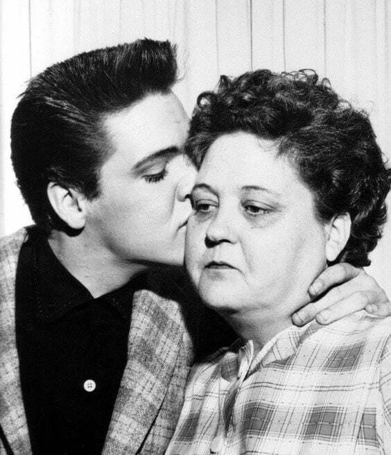 elvis și mama