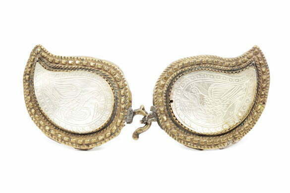 Podoaba femeiasca pentru cingatoare, decorata cu pauni sculptati ån sidef, sfÉrritul sec. XIX