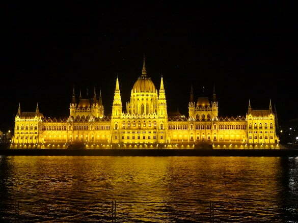 Parlamentul din Budapesta oglindit noapte in Dunare _Travelship