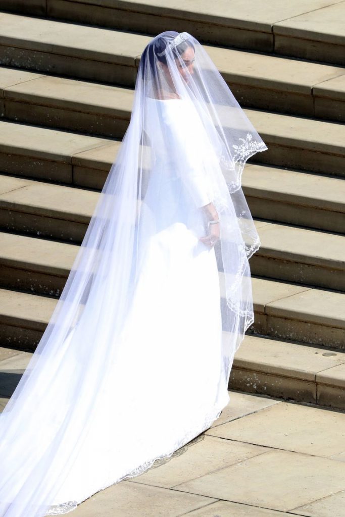 hbz-meghan-markle-wedding-dress-gettyimages-960050434-1526728987