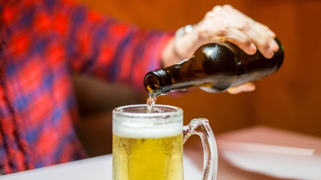 skynews-pouring-beer-alcohol_4183417