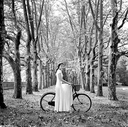femeie bicicleta padure