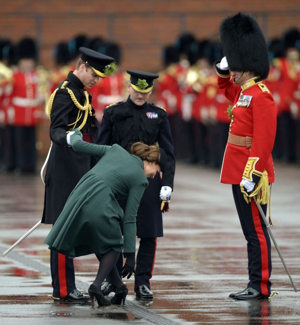 kate-middleton-heel-grate-1524744231
