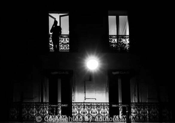 barbat balcon noapte