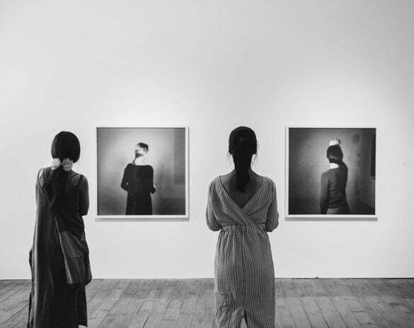 picturi tablou femei surpriză expozitie